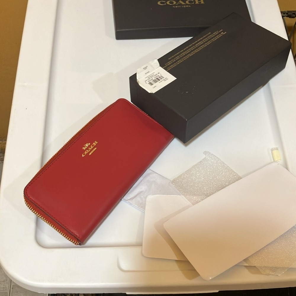 Coach BP Smth slim Accordian Zip around Red Apple leather wallet - Picture 8 of 9